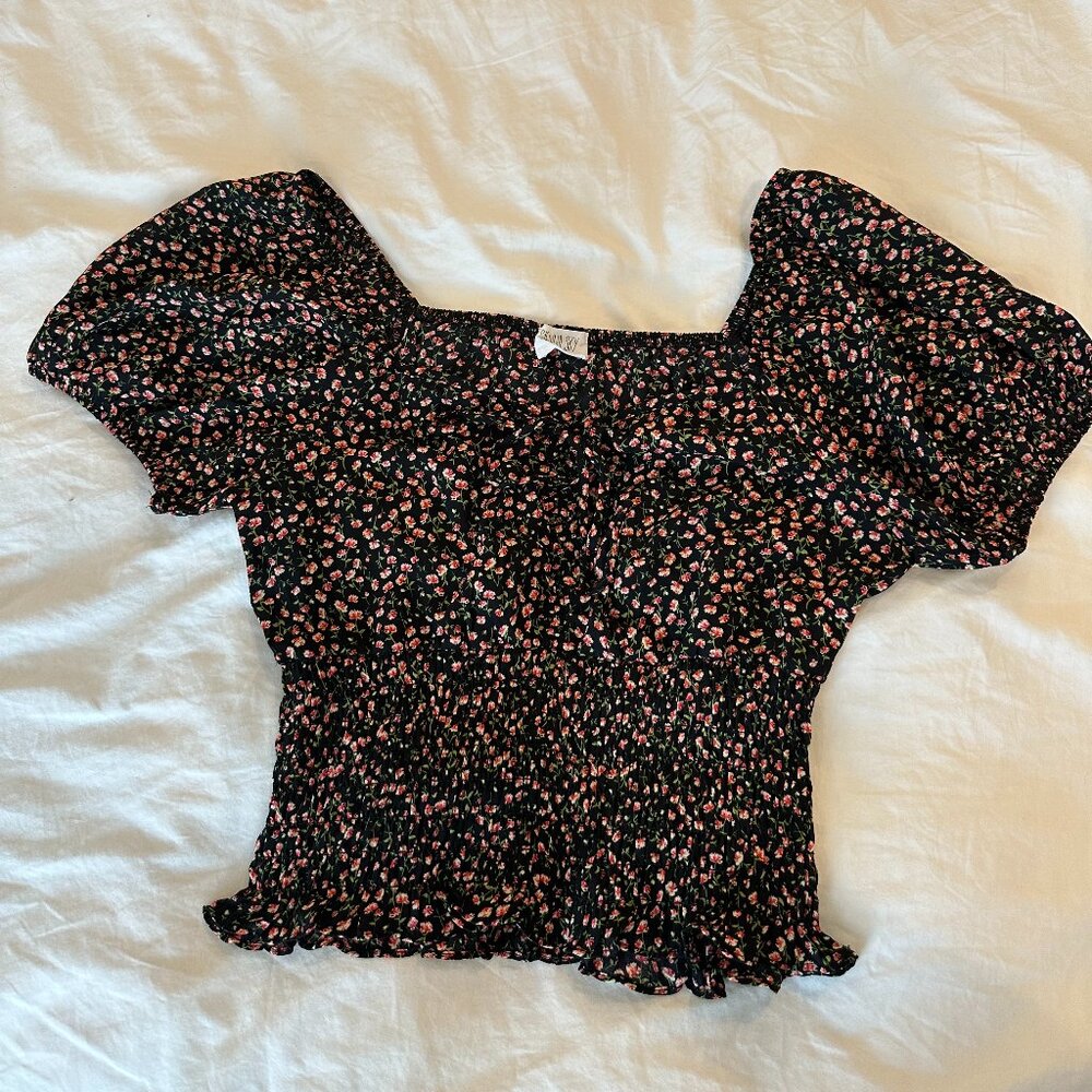 Siena Sky Med Black Floral Smocked Top, Puff Sleeves, Square Neck, ruffle bottom